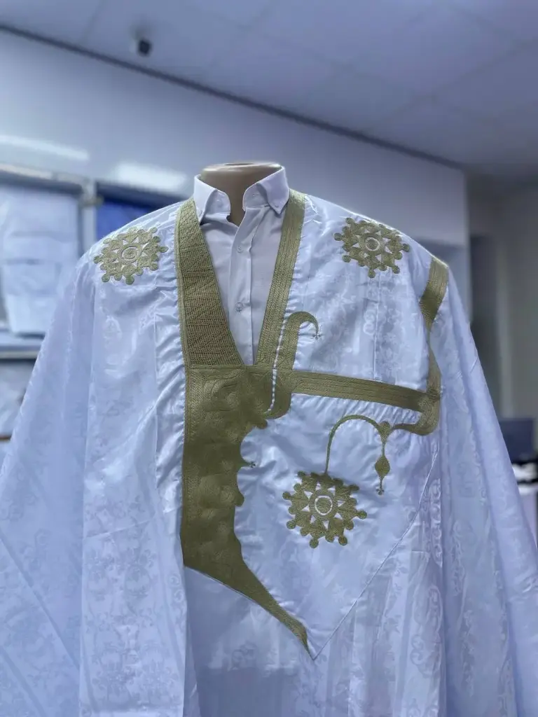 أزبي أبيض8م بانتلوه خياطة الكج(سلك اصفر)دسيه حديث 01