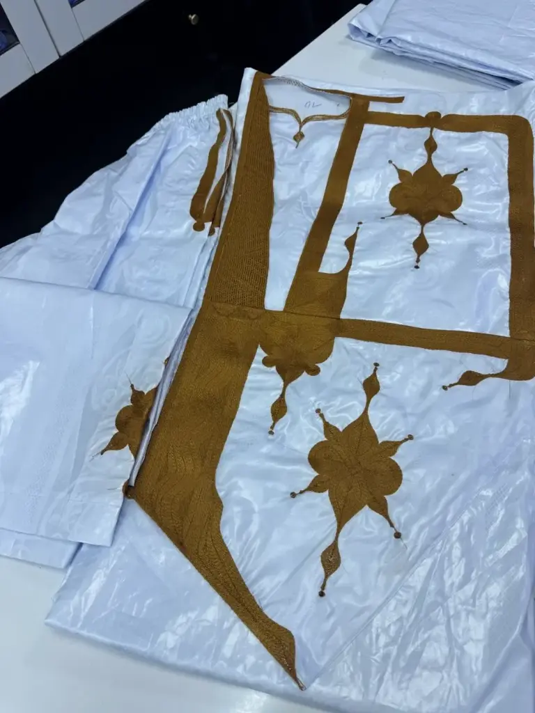 أزبي أبيض دراعة 10م بانتلوه دسيه حديث مخيط  1511